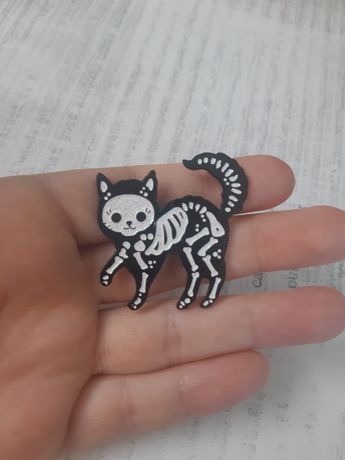 Przypinka pin z kotem gothic