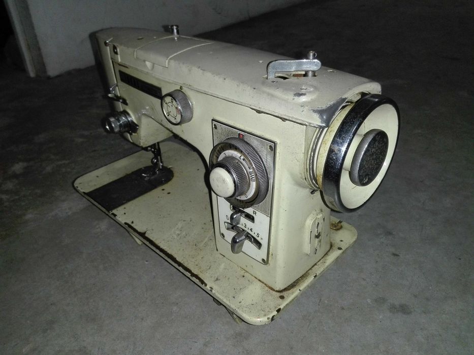 Vendo uma maquina de costura
