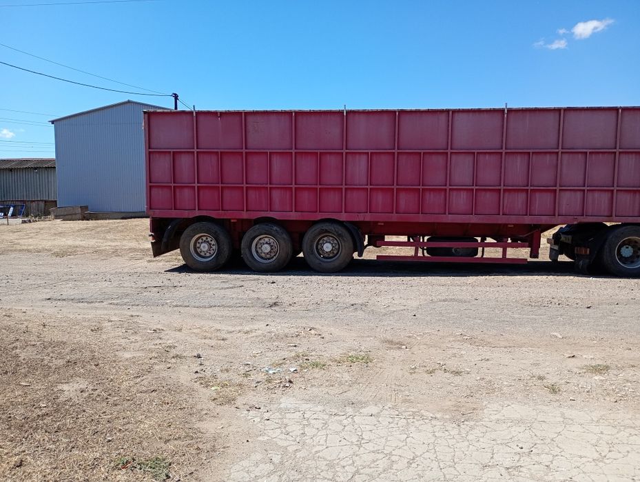 Напівпричіп зерновоз в доброму стані.