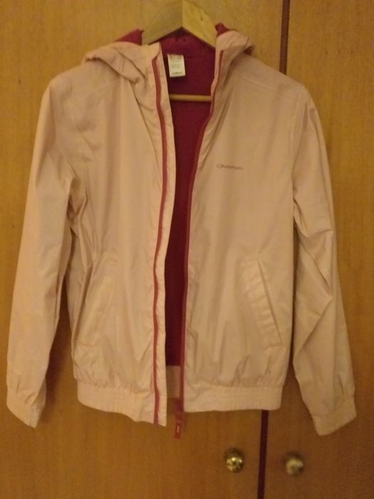 Casaco impermeável de menina.