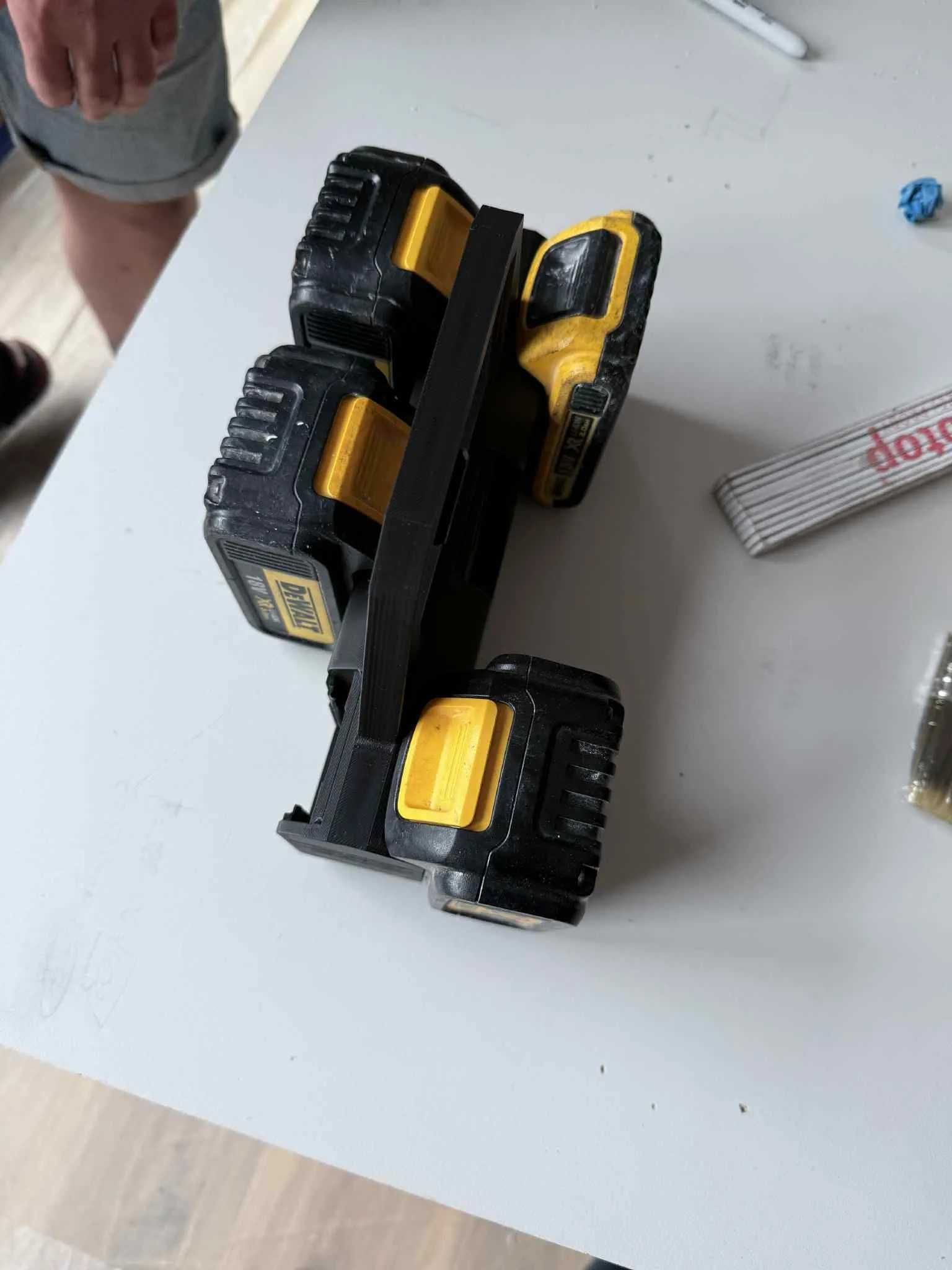 Uchwyt na akumulatory DeWalt 20V – organizer na 6 sztuk – druk 3D