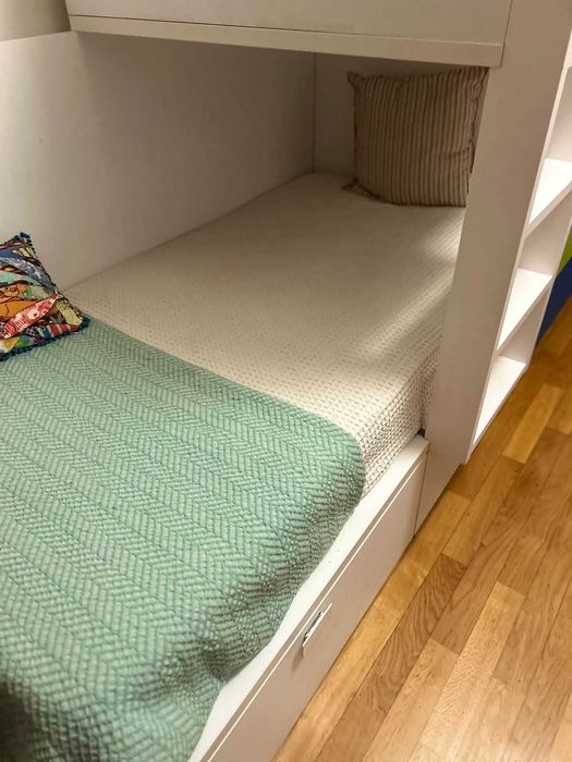 Beliche com arrumação e colchões incluídos