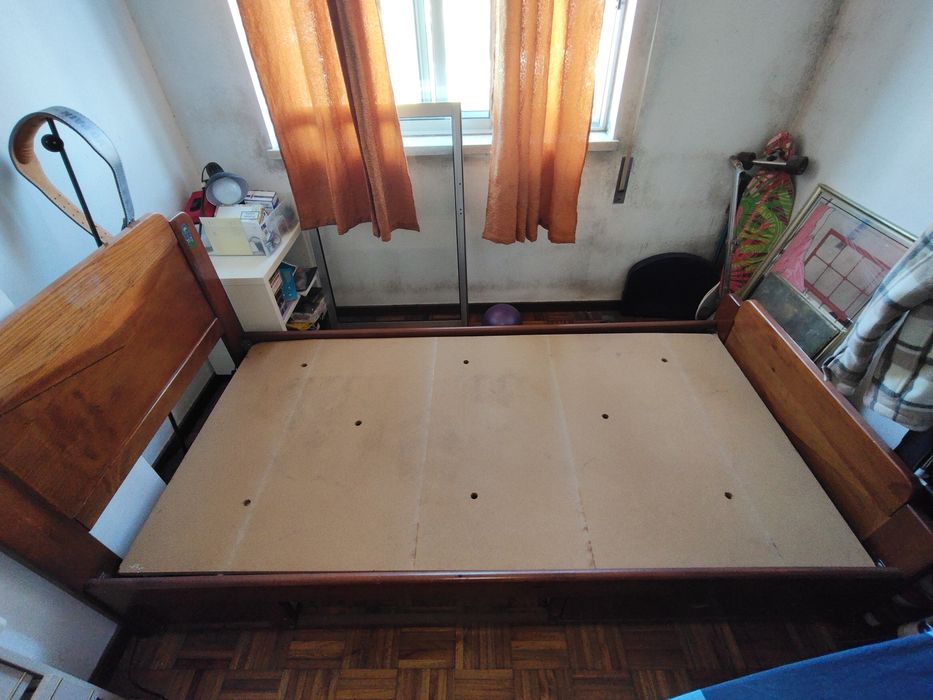Cama de solteiro em madeira maciça com colchão incluído