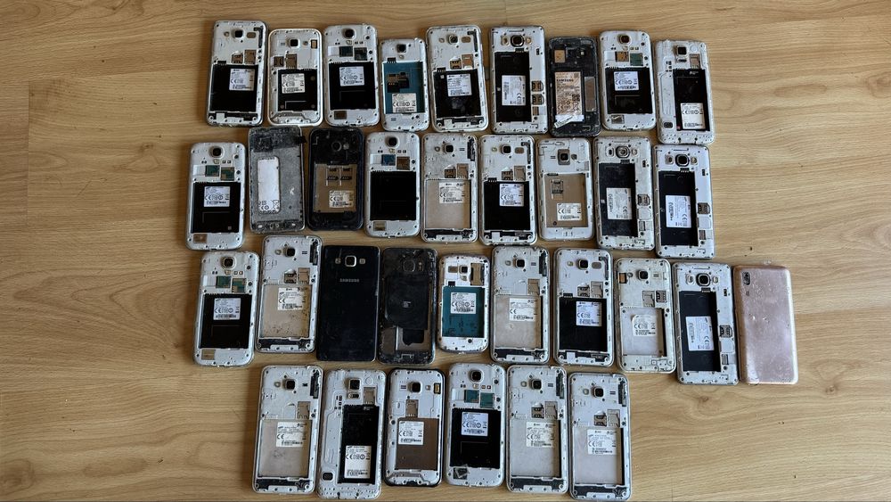 Lote de 34 telemoveis samsung avariados para peças.