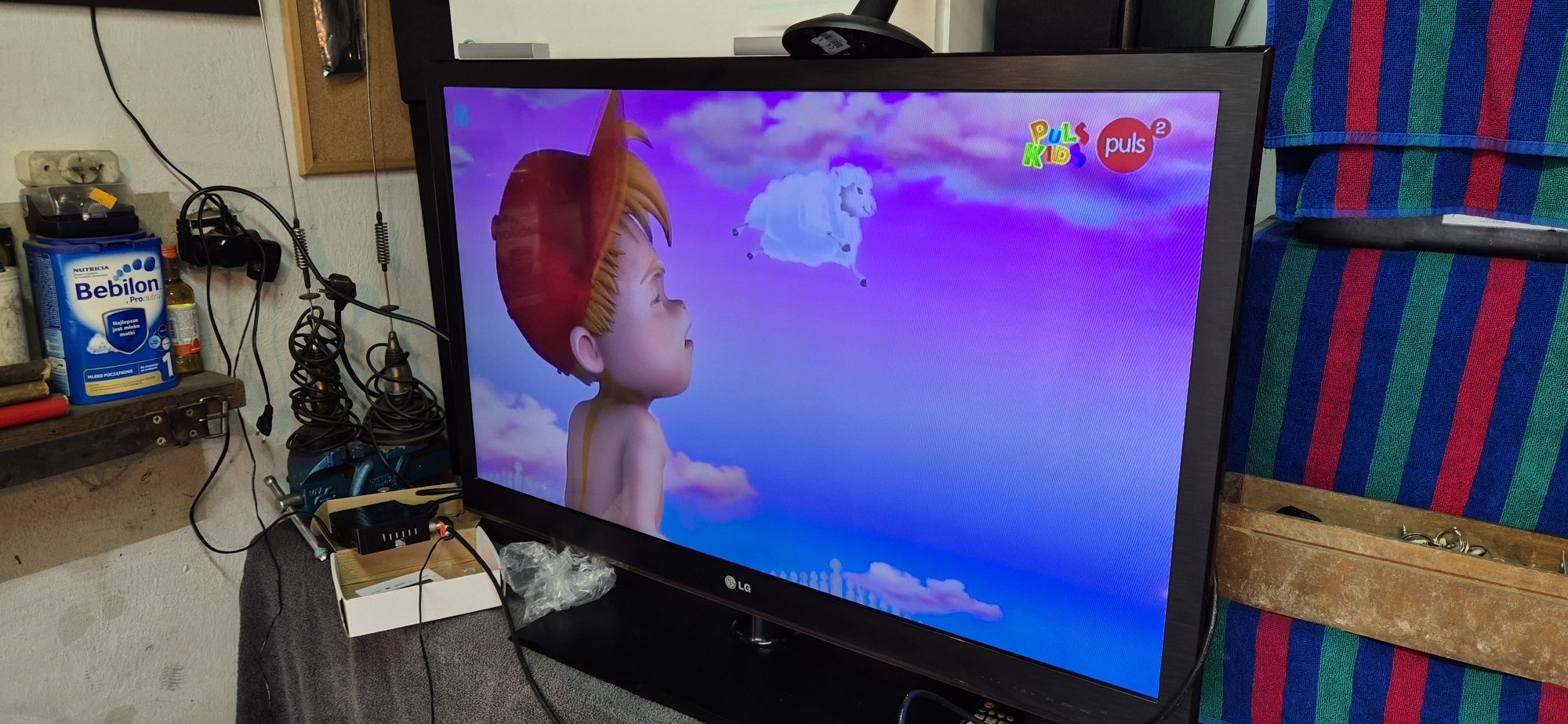 Telewizor LG 42" z dekoderem dvbt i anteną.
