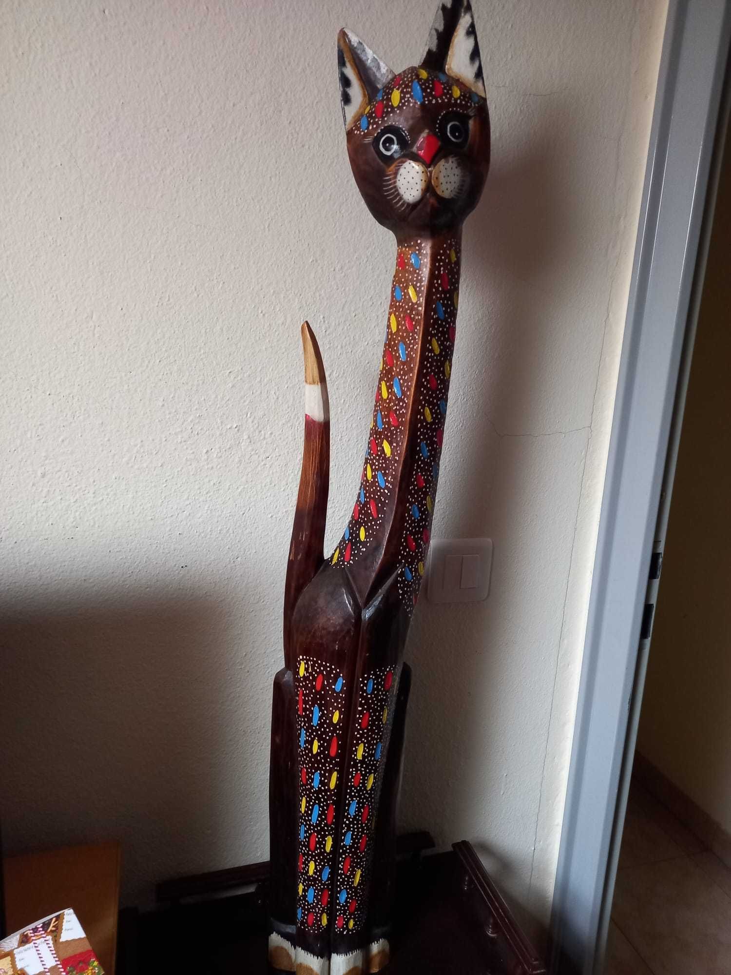 Estatueta em madeira formato gato