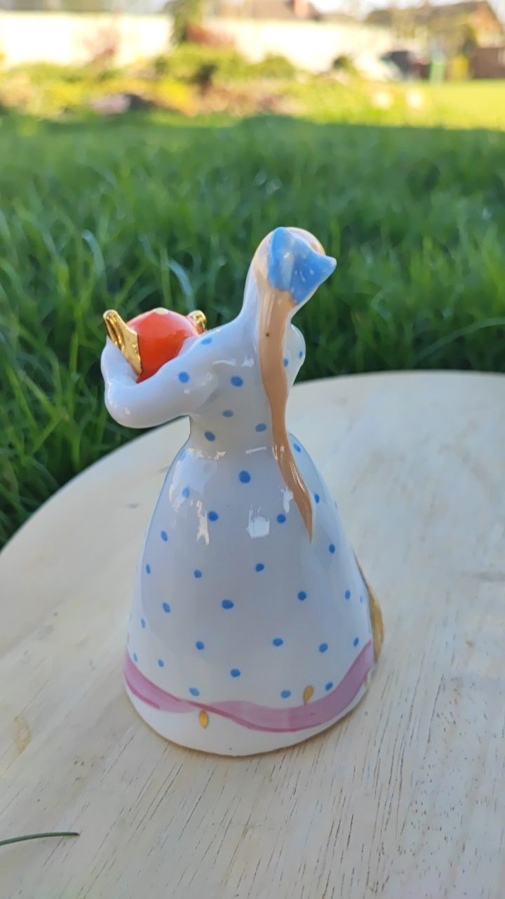 Porcelanowa figurka Dziewczynka z czajnikiem Dulovo 64-68