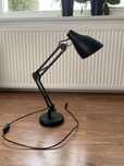 Zadbana czarna lampa