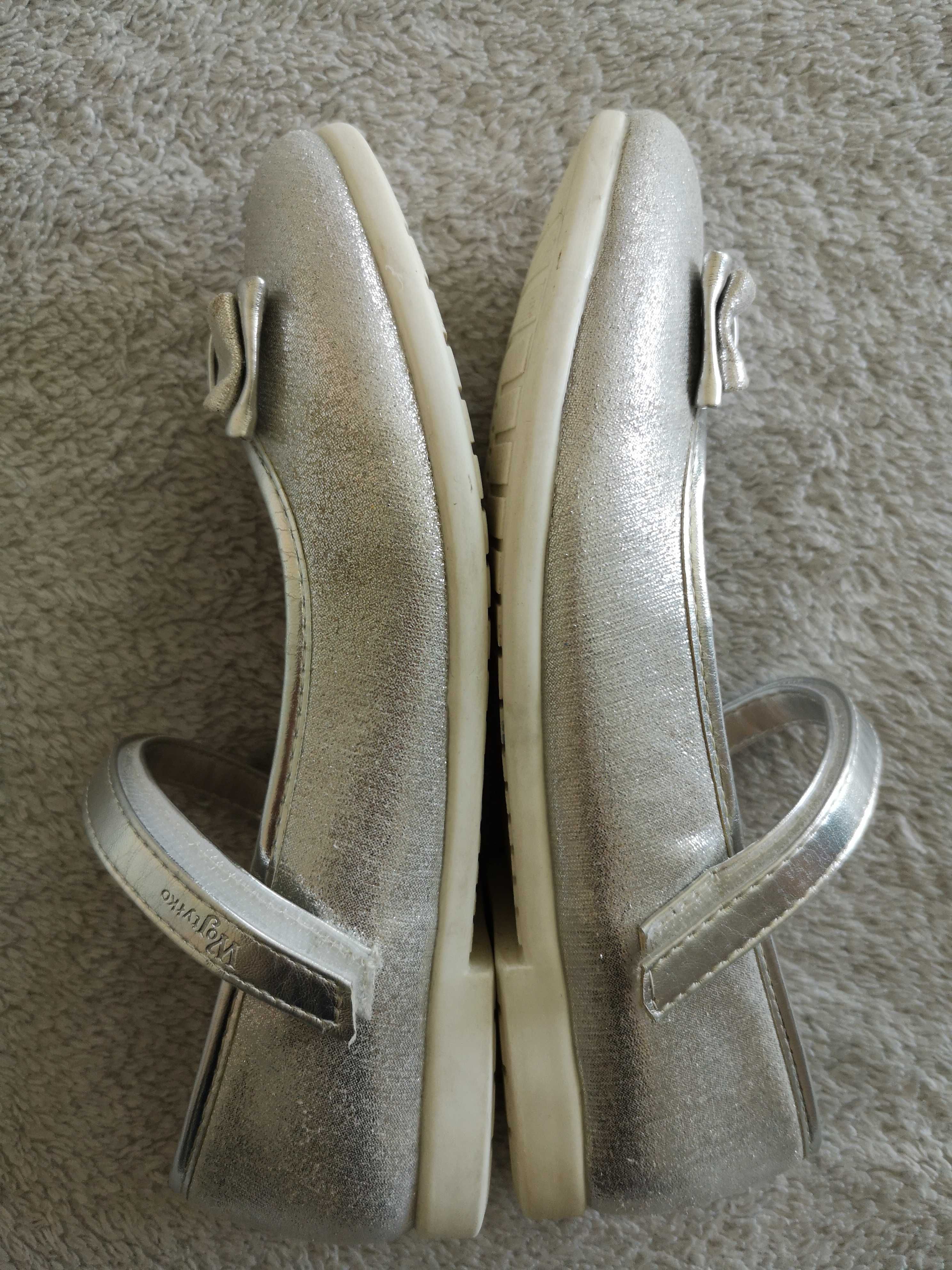 Srebrne eleganckie błyszczące skórzane buty baleriny WoJtylko 34