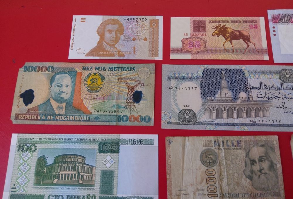 11025#Lote 11 notas estrangeiras diferentes ( inclui 2 Espanha)