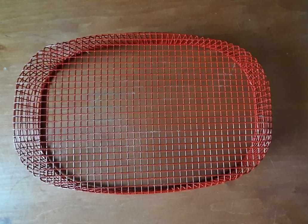Czerwony metalowy koszyczek na owoce / warzywa