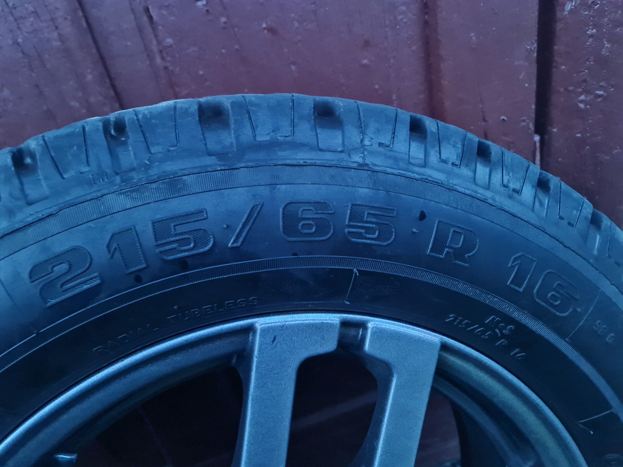 Продам шини 215/65 R16