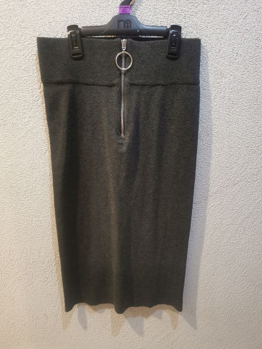 Dluga spódnica damska prążek w bardzo dobrym stanie. Rozmiar S
Długość