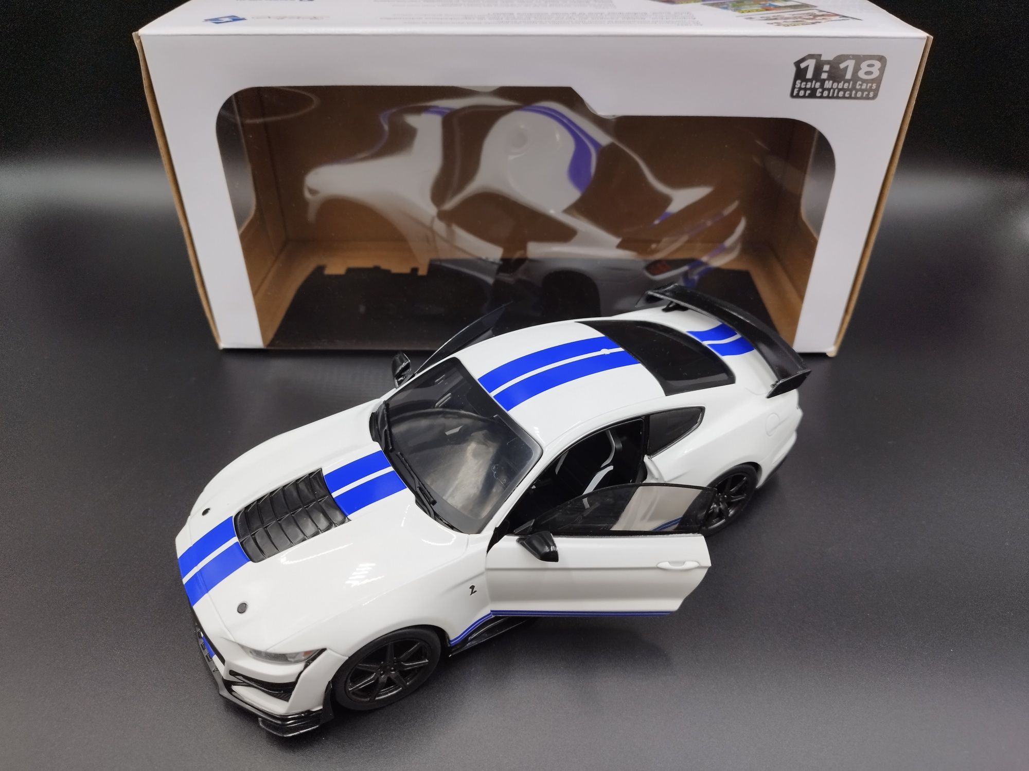 1:18 Solido Ford Mustang Shelby GT 500 model nowy white