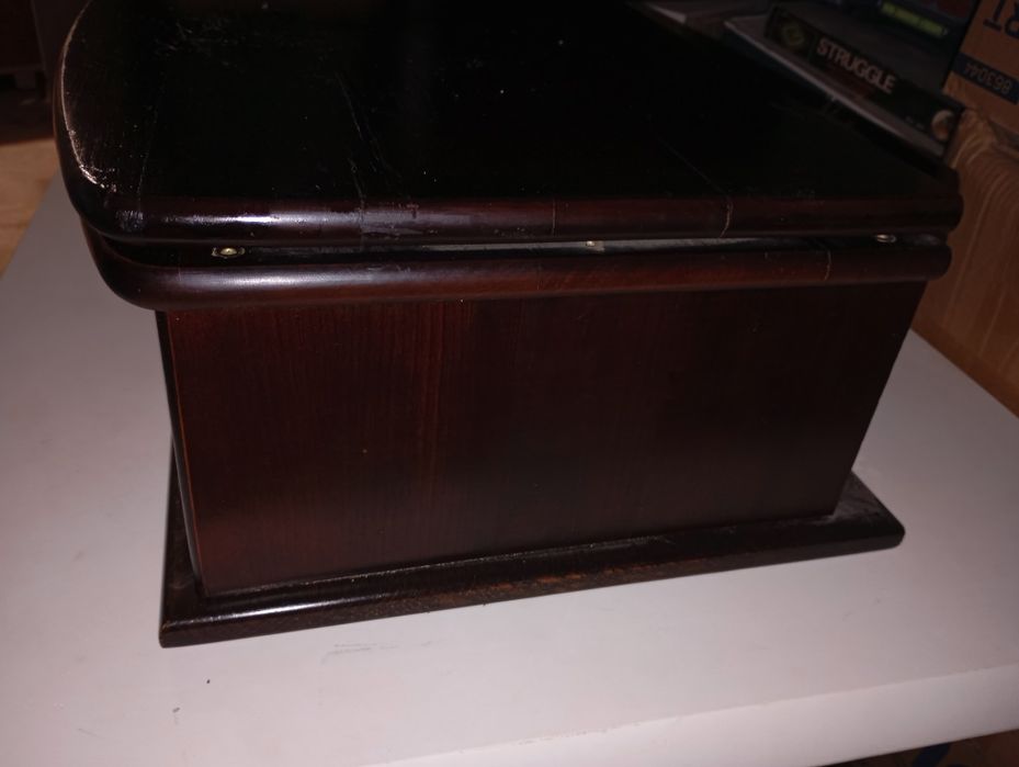 Base giratória de madeira para TV com prateleira para leitor