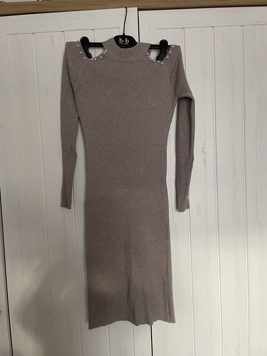 Трикотажна міді сукня в рубчик з відкритими плечима (розмір S)