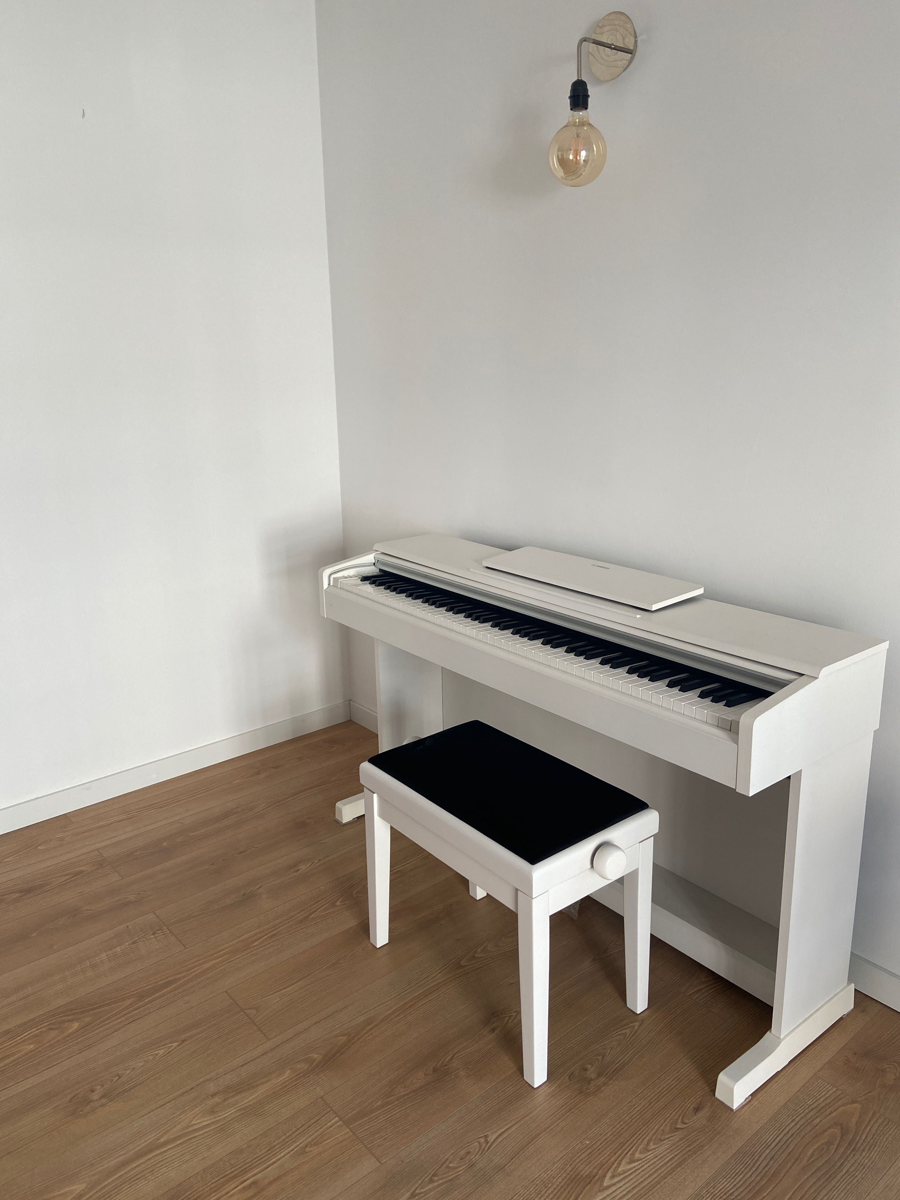 Piano branco  Yamanha Arius 144 + banco - estado impecável
