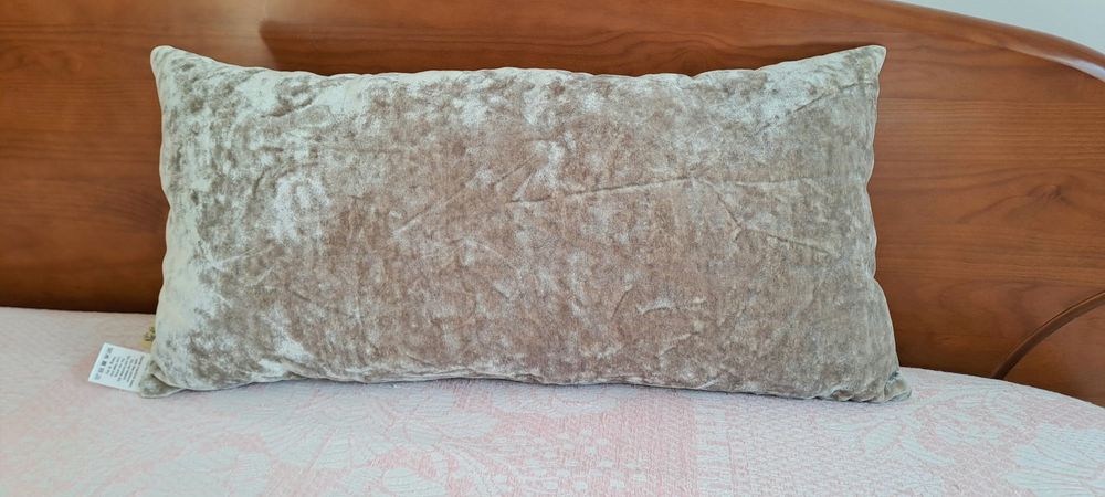 Almofada decorativa em veludo martelado 55x27cm nova com