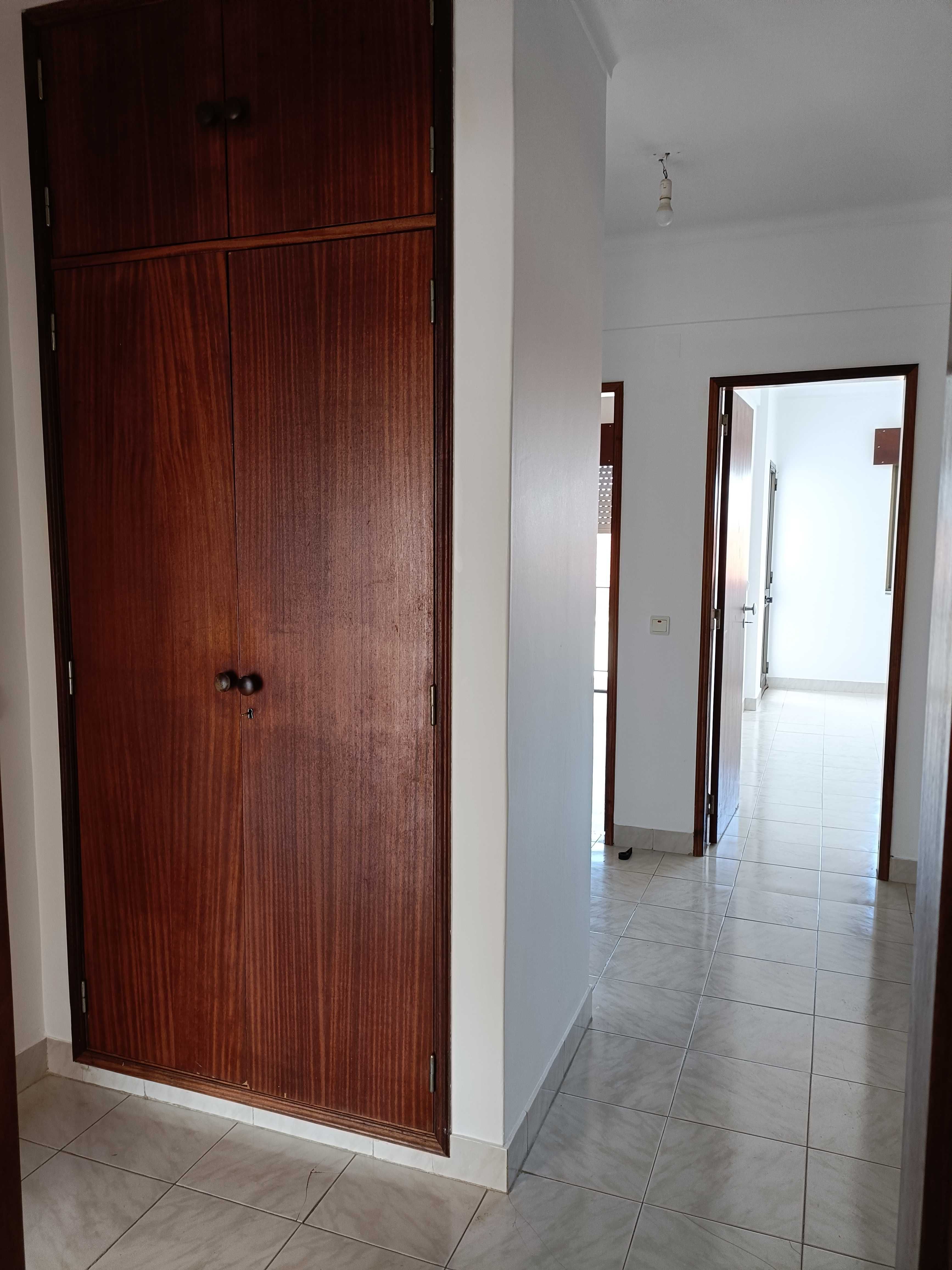 Apartamento T2 no Bairro Afonso Costa – Bom Estado e Varandas