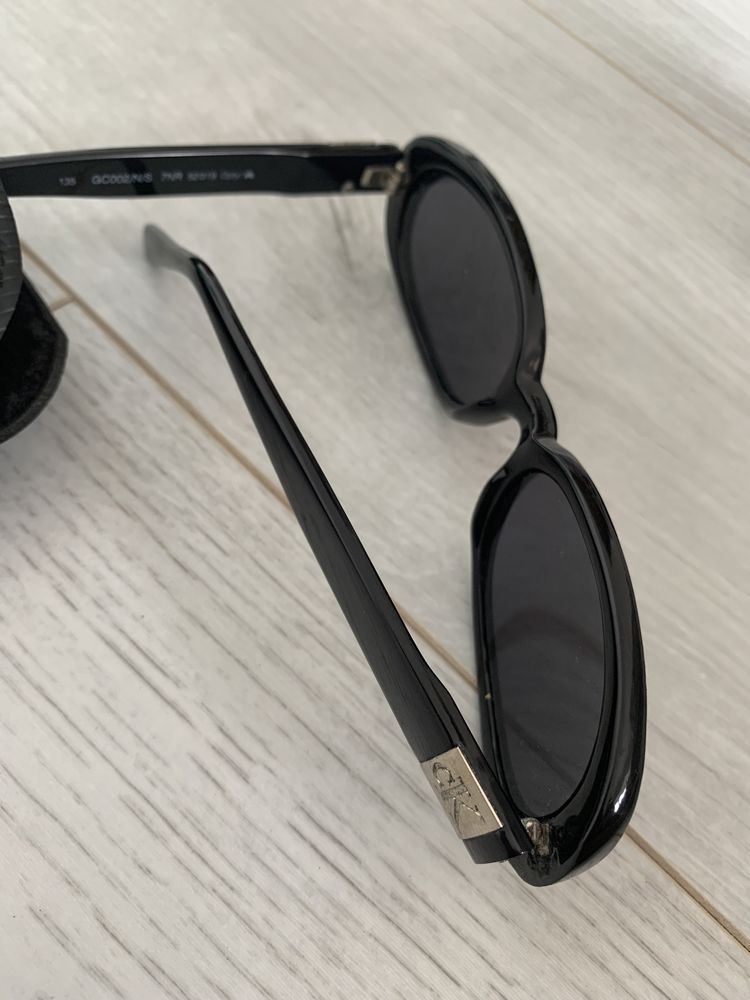 oculos de sol pretos Calvin Klein