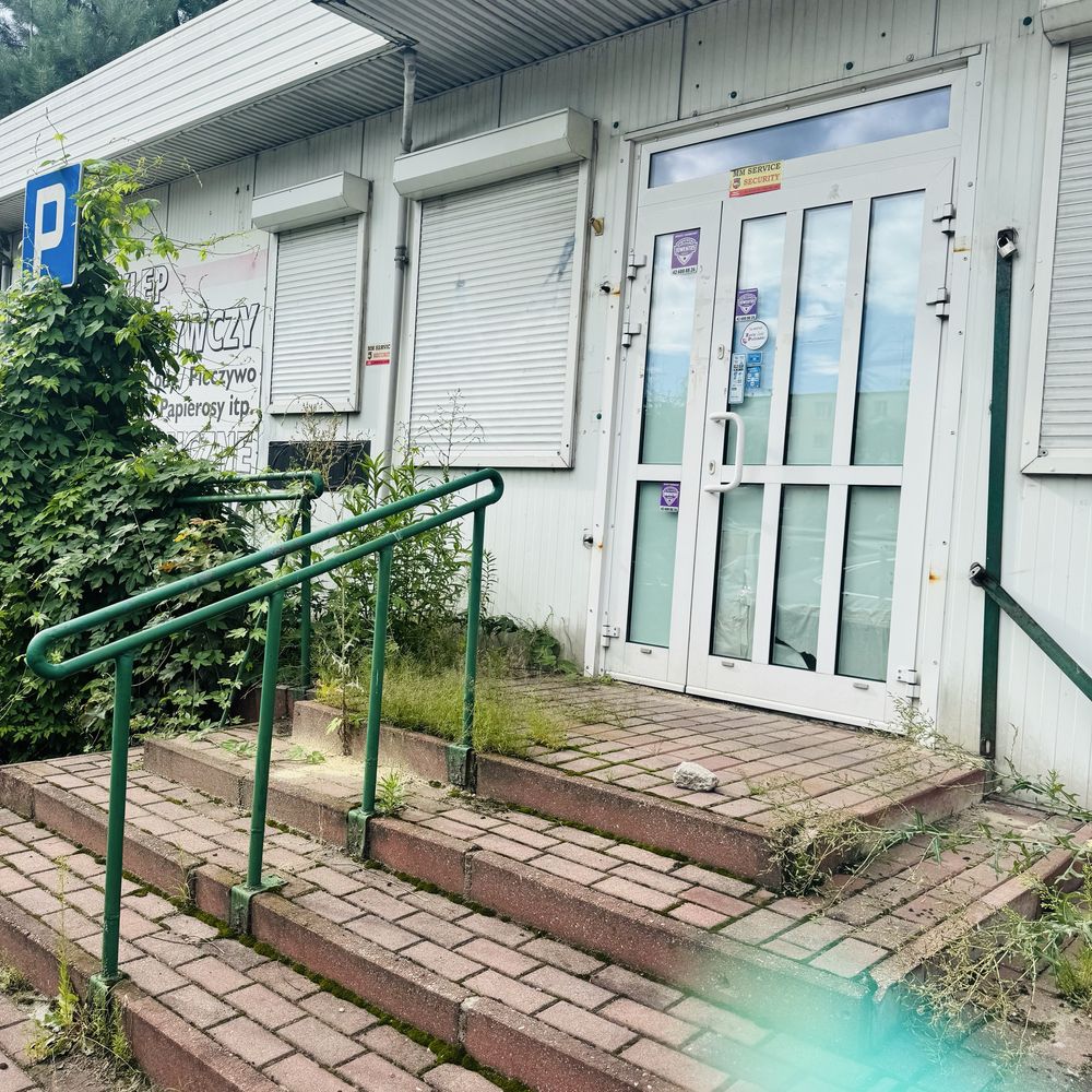 Pawilon sklep lokal Pabianice Warszawska 47. Teren z parkingiem