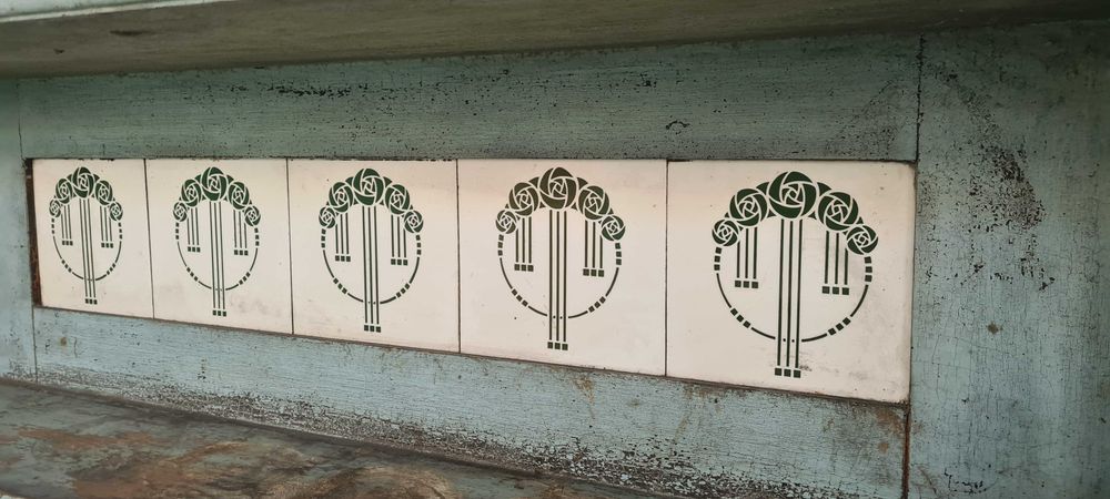 Zabytkowa szafka kuchenna z ozdobnymi płytkami vintage do renowacji