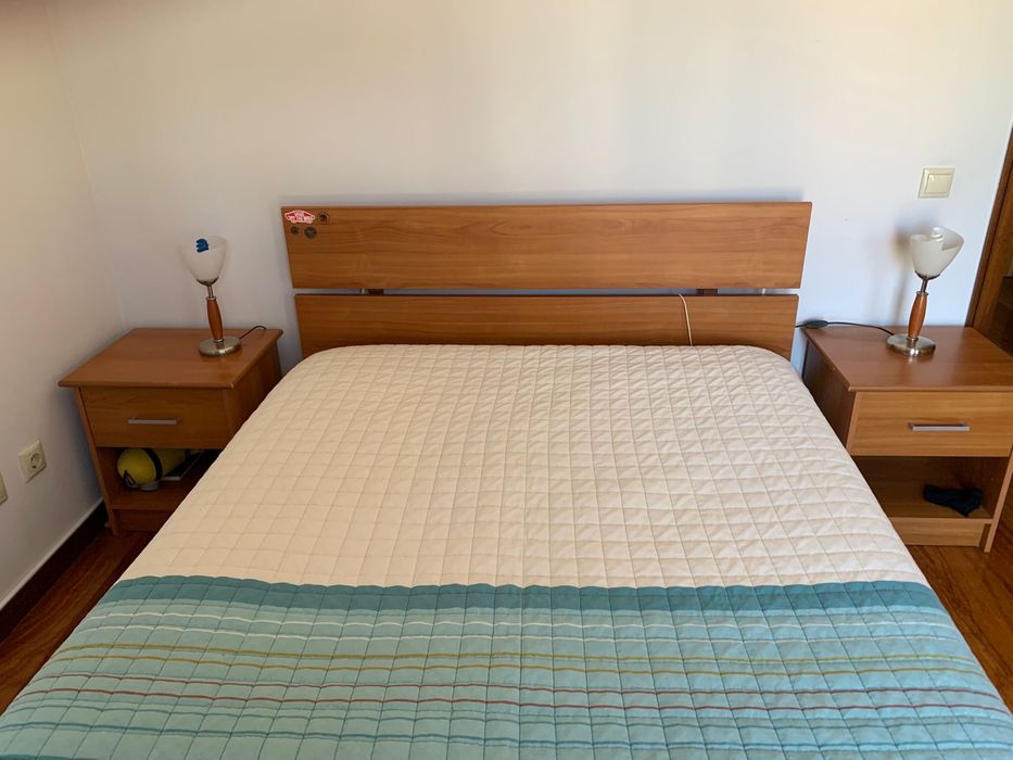 Cama e mesinhas cabeceira