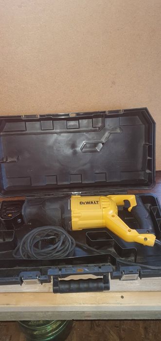 Шабельна пила Dewalt