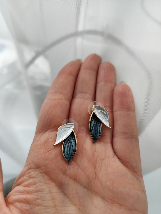 Kolczyki wkrętki. Masa perłowa