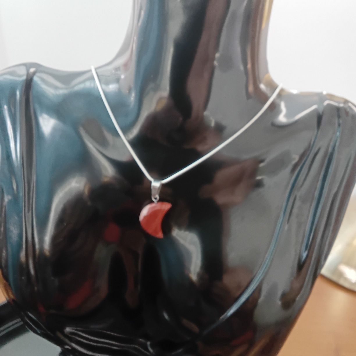 Fio em Prata 925 com Pingente de Jaspe Vermelho Meia Lua