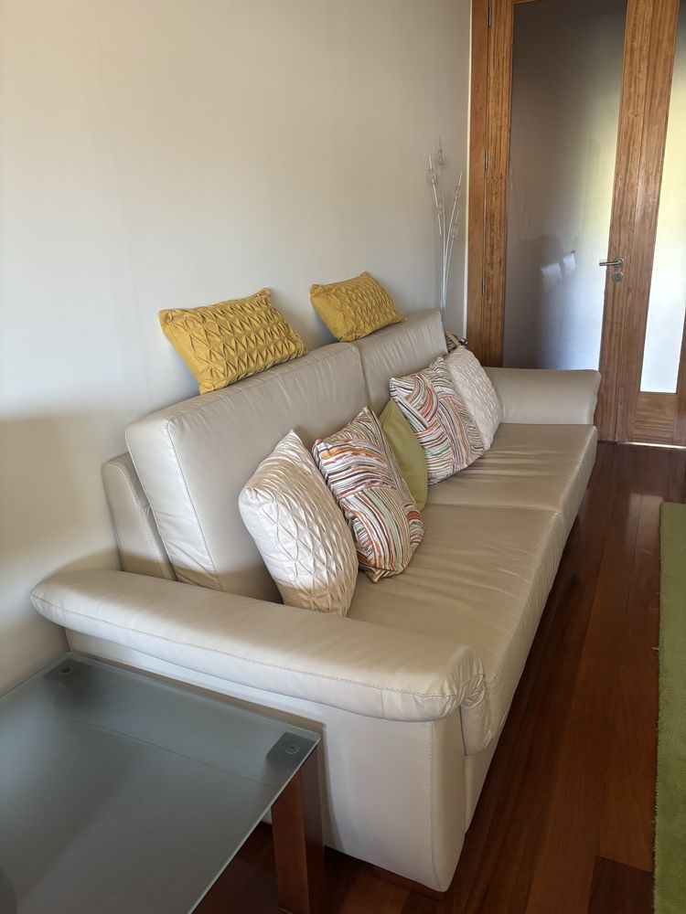 Sofa em pele, com cama francesa