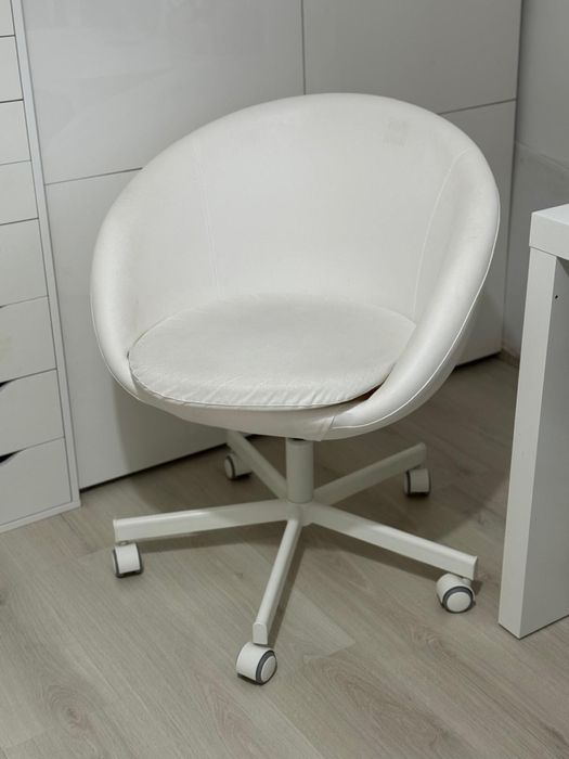 Krzesło obrotowe Ikea Skruvsta białe
