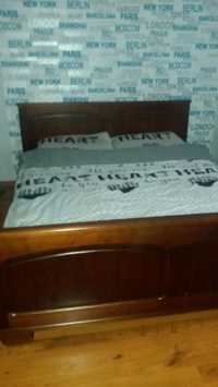 Łóżko z drewna sypialnia