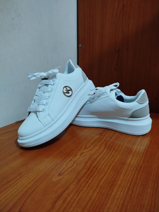 Sapatilhas brancas de mulher, nunca usadas