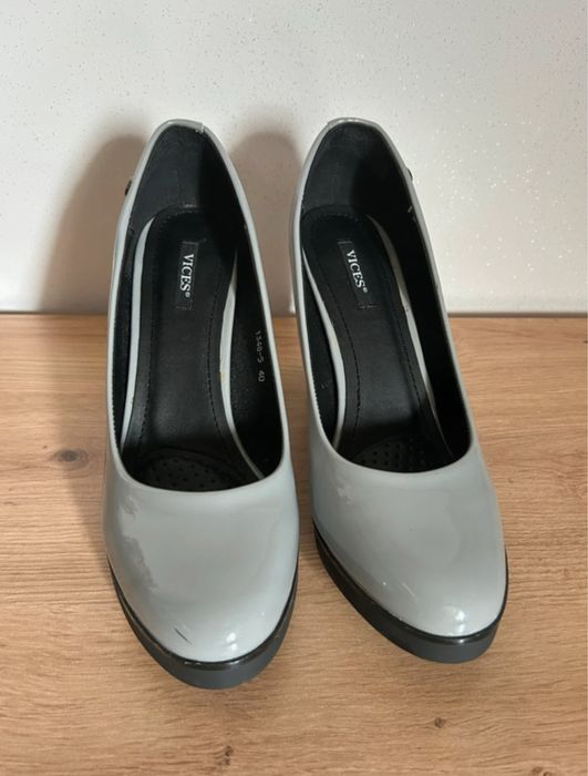 Buty na obcacie szare lakierowane
