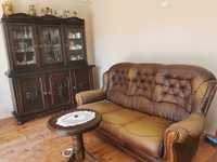 Meble: sofa skórzana, stół drewniany, kredens, 6 krzeseł, stolik ...