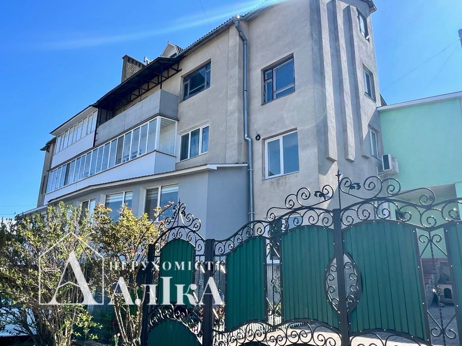 Продам дворівневу квартиру з власним гаражем