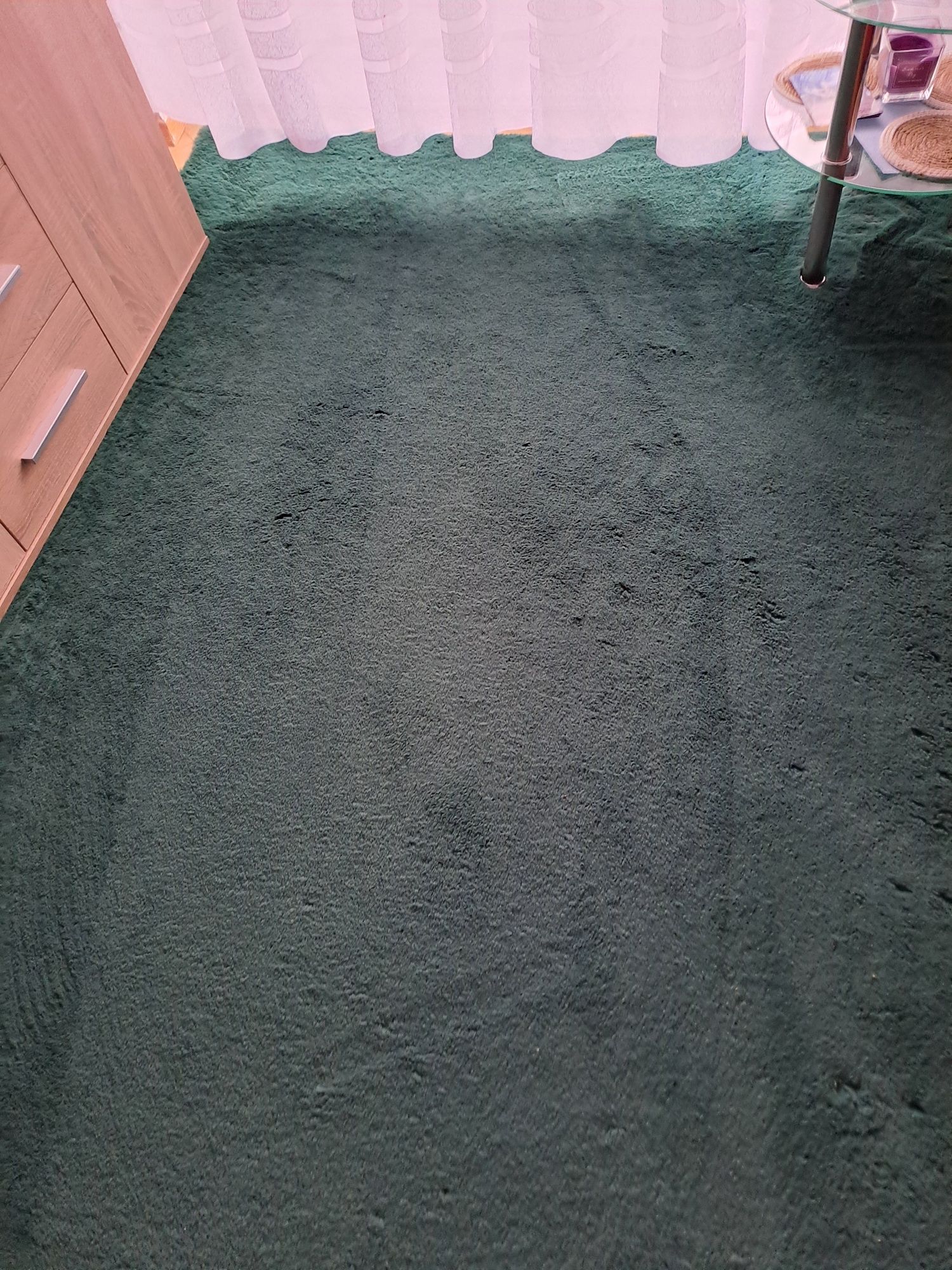 Zielony dywan w bardzo dobrym stanie