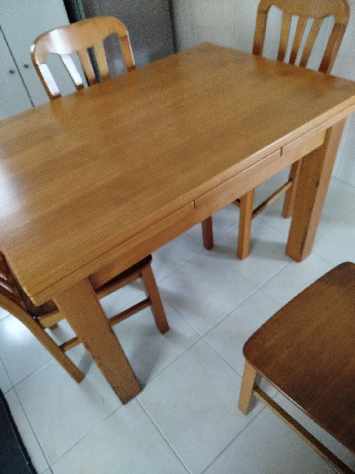 Mesa de madeira maciça com conjunto de cadeiras