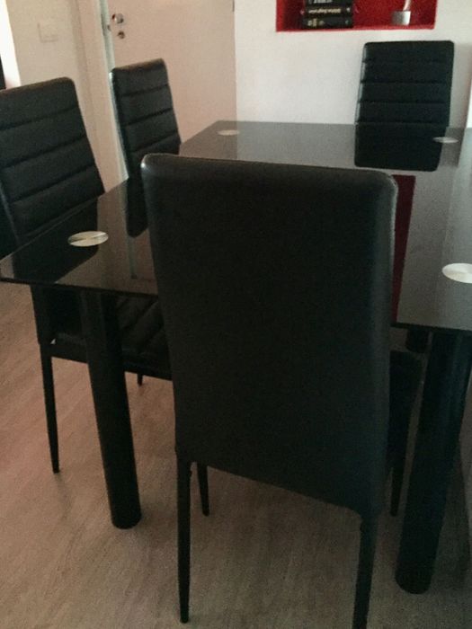 Conjunto de mesa em vidro temperado e 4 cadeiras pretas usadas