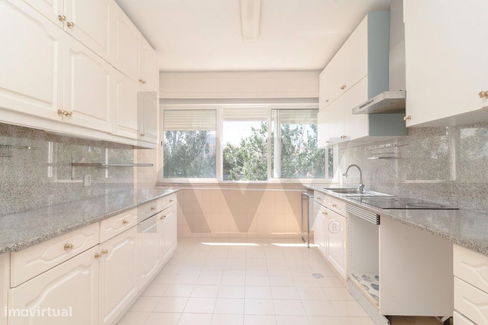 Apartamento T3 em São João do Estoril com áreas generosas e excelente