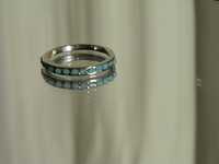 Minimalistyczny pierścionek z niebieskimi zdobieniami