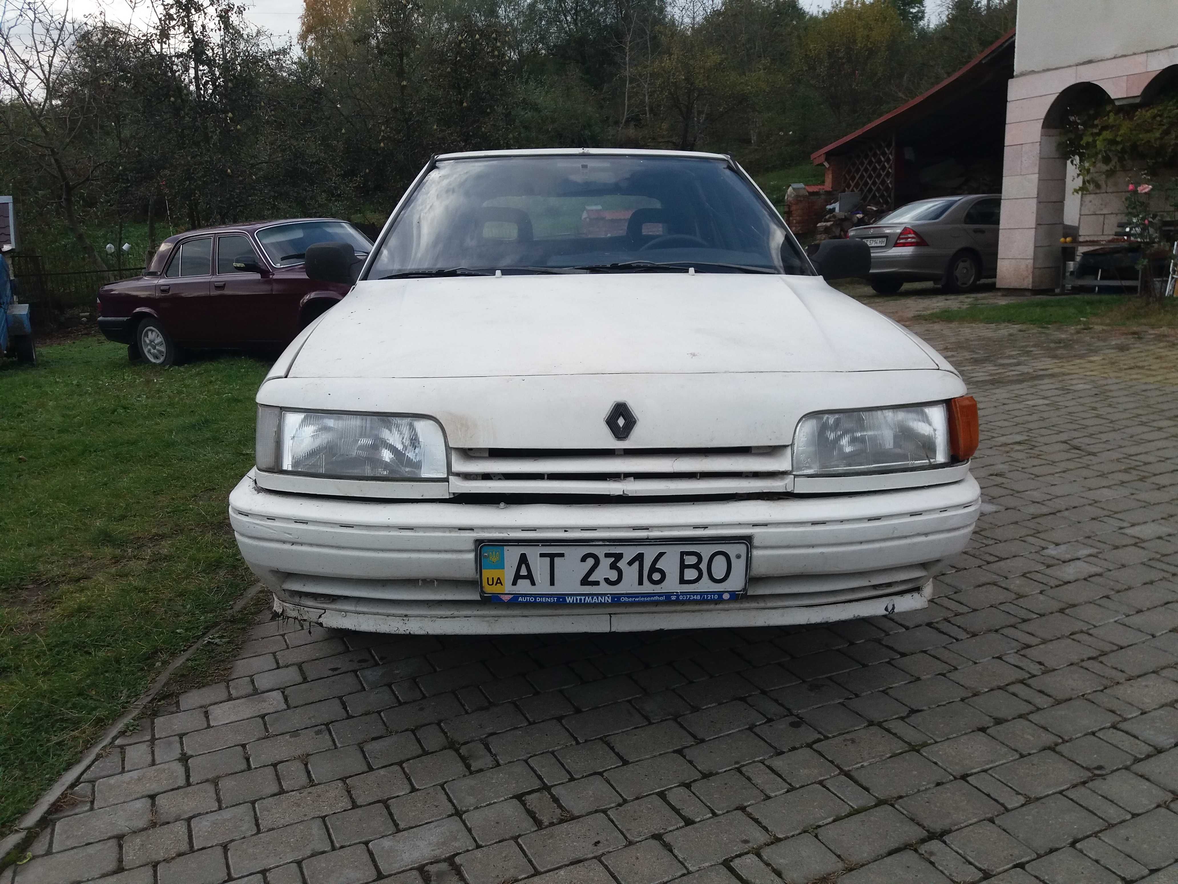 Renault 21. на ходу.