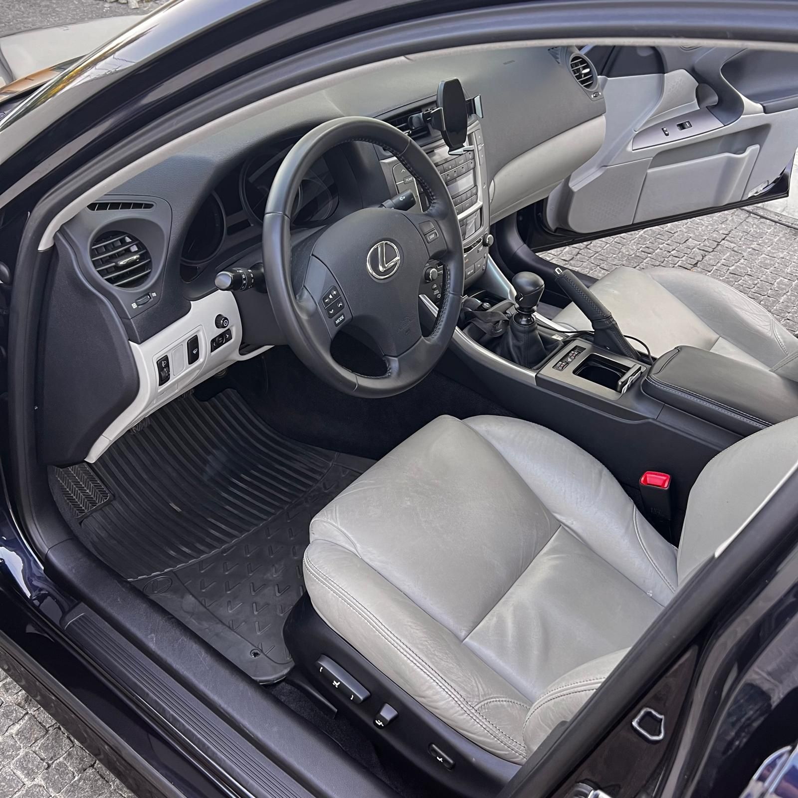 Vendo Lexus IS220d Luxury, de 2009 com 115000km