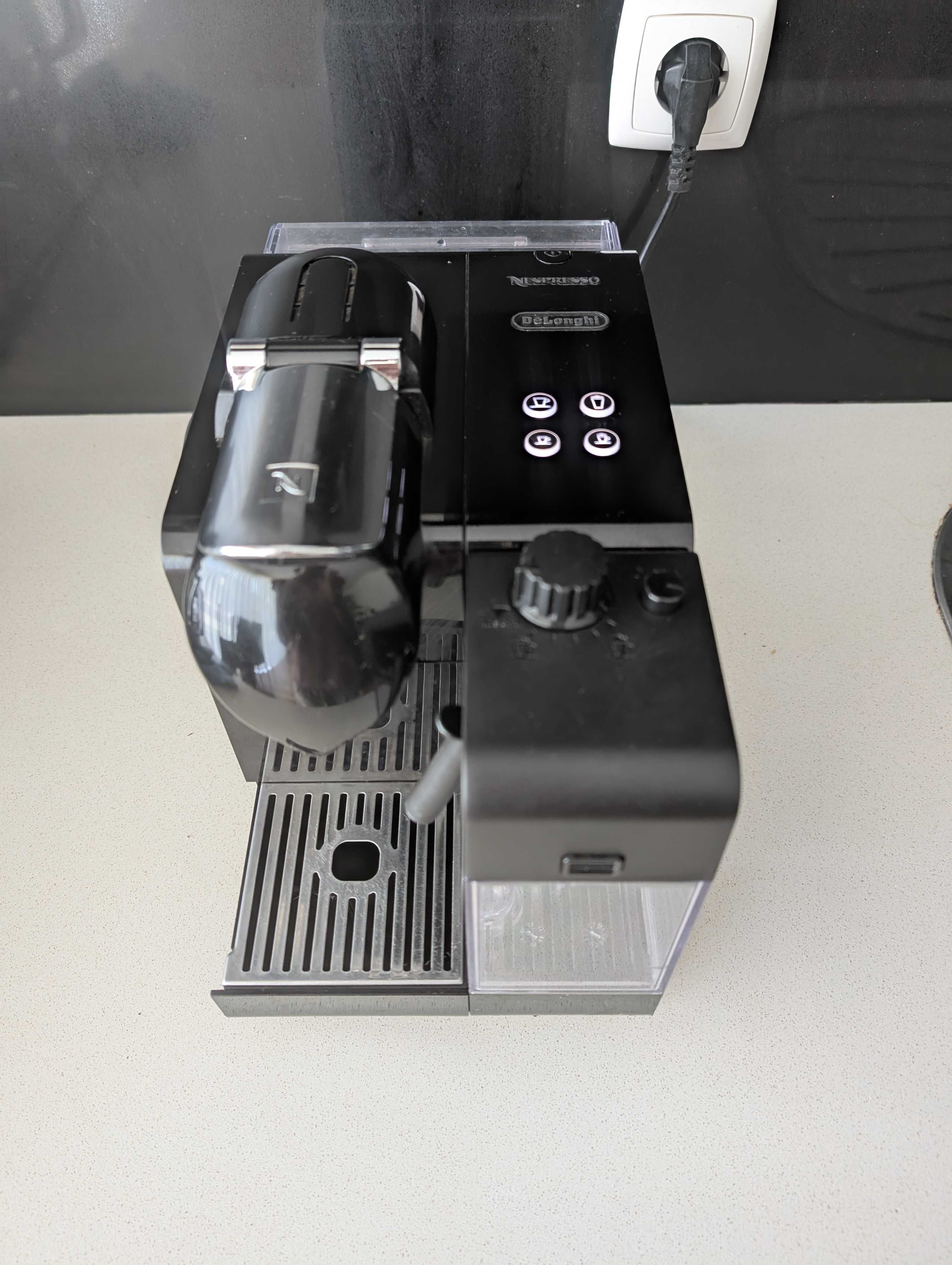 Máquina de Café NESPRESSO Delonghi Latissima