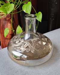 Wazon z grubego szkła z metalowym okuciem dekoracją vintage