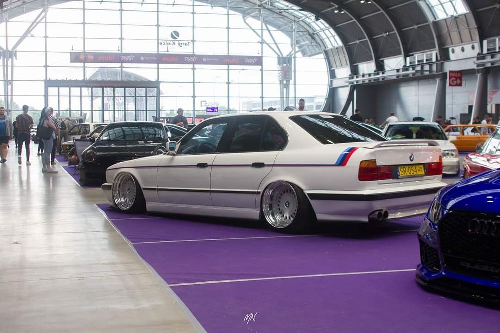 Auto do ślubu wynajem BMW E34 530i V8 Manual