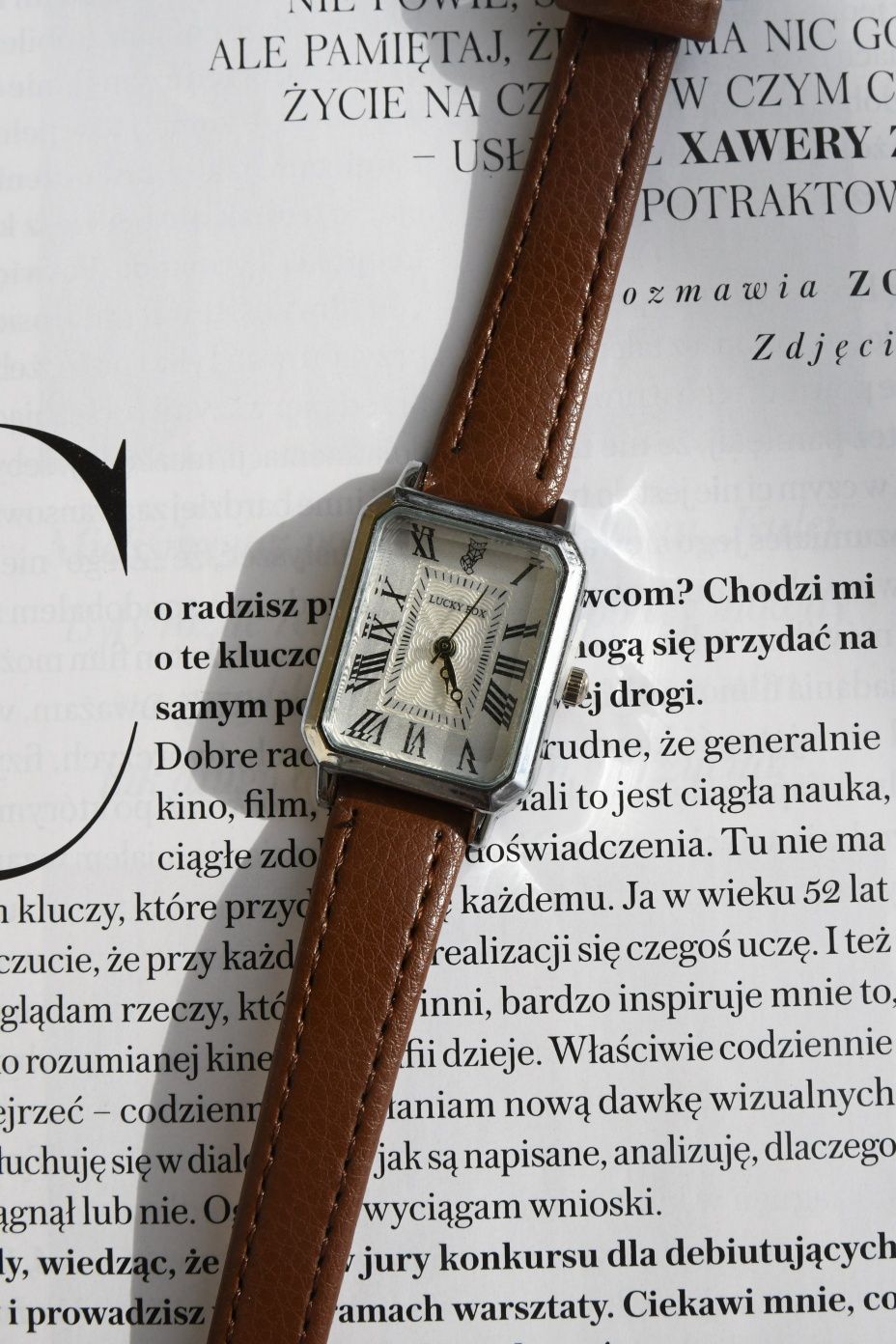 Vintage zegarek z brązowym paskiem i białą tarczą retro old money