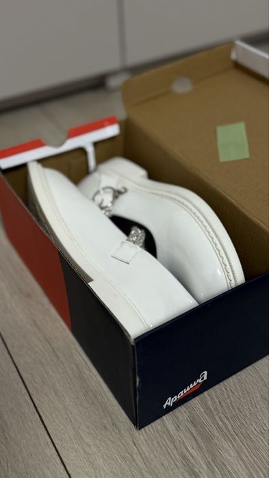 Білосніжні дівчачі туфельки