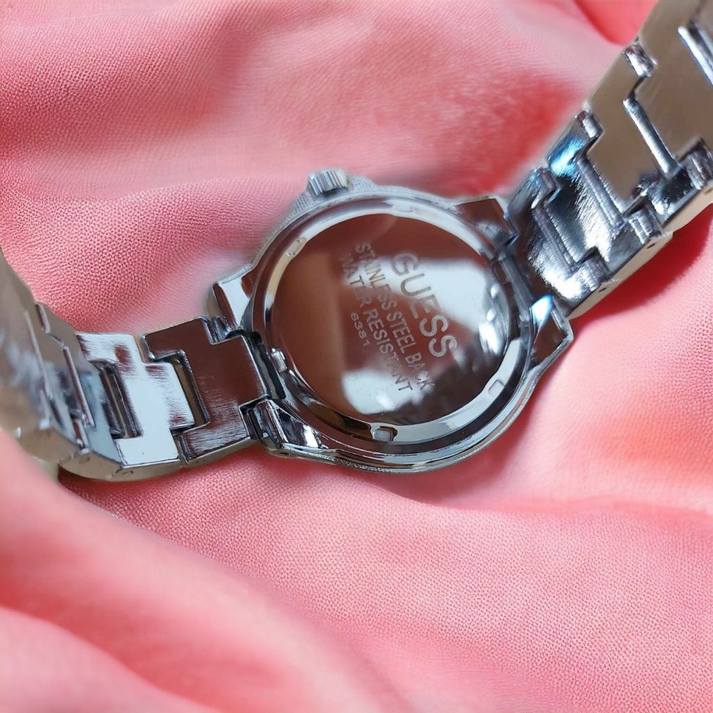 Srebrny zegarek Guess z cyrkoniami damski